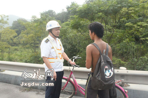 江西赣州:一中学生未完成作业 骑自行车上高速