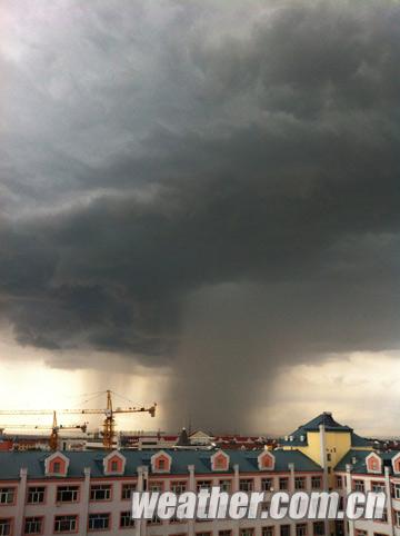 内蒙古牙克石遭短时强降水 黑云压城暴雨如注