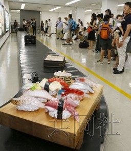 日本富山机场行李转盘变身回转寿司(图)