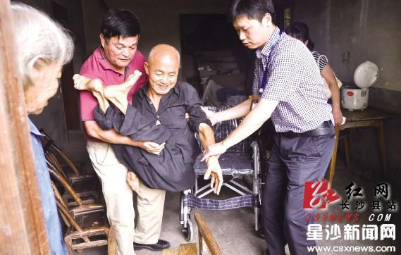 长沙县残联给残疾人送轮椅 首批无障碍改造完