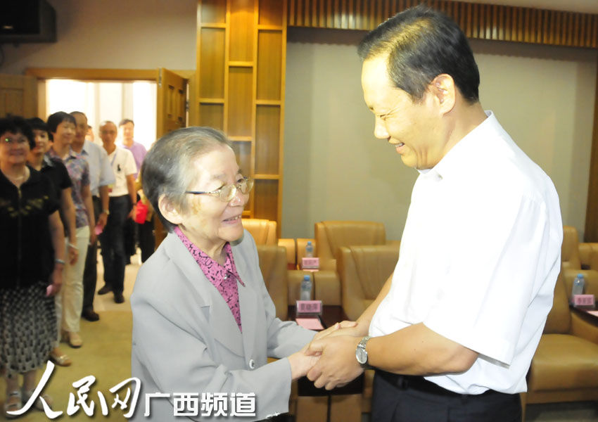 彭清华接见韦国清夫人许其倩及家属