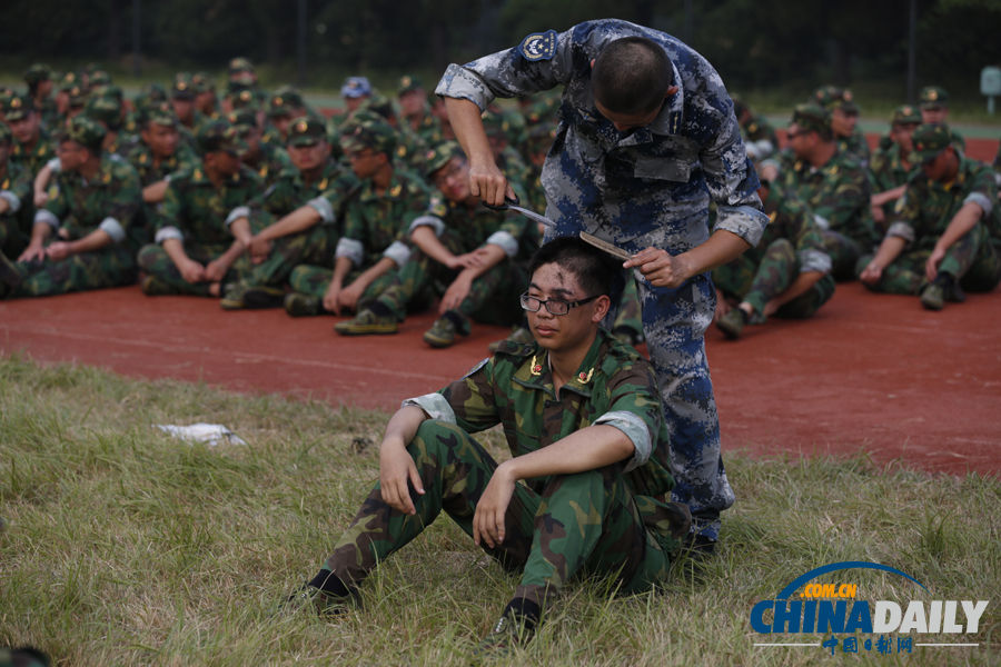 浙江杭州:<em>男生</em>发长不合格 教官执剪<em>剃</em>平头_资