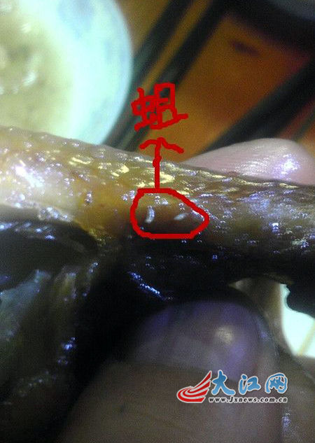 南昌煌上煌鸭脚惊现白色蛆虫 店商回应"吃病了免费治"