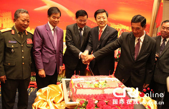 中国驻老挝大使馆举行国庆64周年招待会(图)