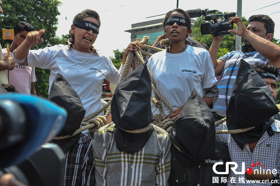 审判黑公交轮奸案嫌犯 示威者庭外模拟绞刑(高