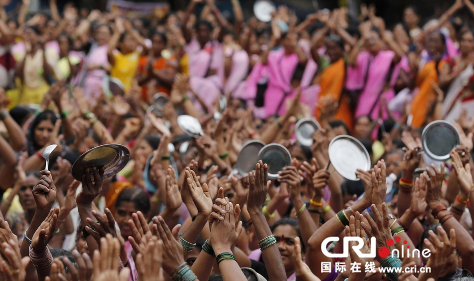 印度政府庇护所工作人员敲盘子鼓掌 要求提高