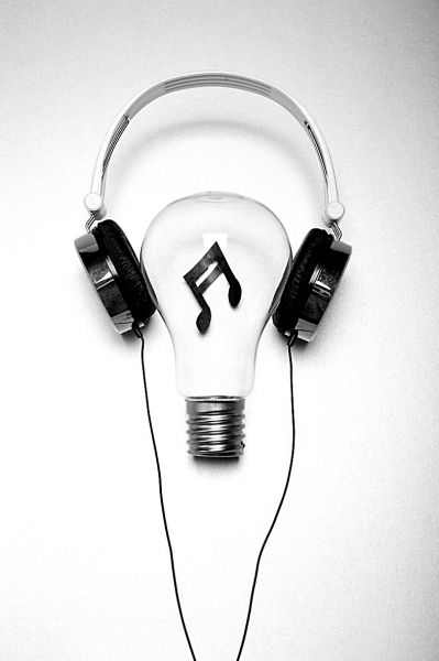 么耳机插入手机听音乐只听到乐曲听不到歌词-