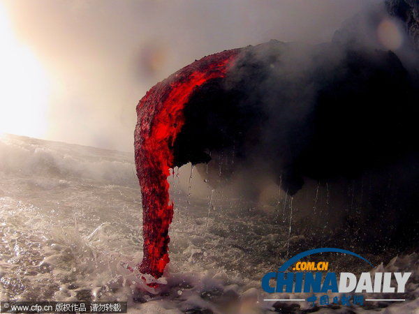 水火交织 摄影师冒险近距离拍摄岩浆入海震撼