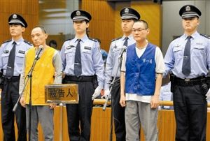 9月25日,被告人韩磊(右),李明在法庭上.新华社发
