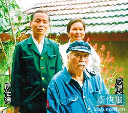 ■成龙爸爸(前)与房仕德(左)