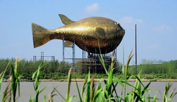 巨型&ldquo;河豚&rdquo;亮相江苏7千块金属拼接而成