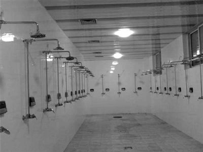 北方公共澡堂太“豪爽” 南方学生不适应_资讯频道_凤凰网