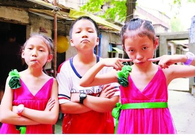 汉芳通过电话预约拍摄的第一对是龙凤三兄妹