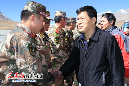老兵郭松江与战友们一一握手问好.唐乾清 摄