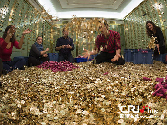 10月1日，瑞士巴塞尔的社会活动家正在银行内数着8百万枚法国生丁硬币。图片来源：GEORGIOS KEFALAS/CFP