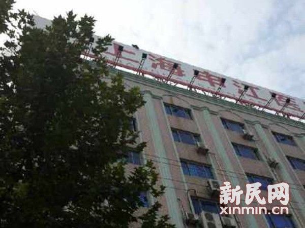 闸北| 男子爬上医院楼顶上演跳楼闹剧