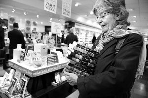 　　在斯德哥尔摩的一家书店中，一位读者手捧多部门罗作品。