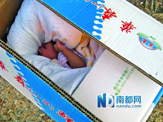 未足月大的女婴被放在纸盒中,遗弃在公交站台。通讯员供图 南都讯 记者潘臣 通讯员王东斌 潘梓奇 近日,高明明城派出所接到群众报警,称在明城某公交车站旁发现一名弃婴。接报后,民警赶到现场发现,一名未足月大的女婴被包裹着放在一个纸盒中,还不时传来弱弱的哭声,旁边还有一袋奶粉和一包尿不湿,而奶粉还引来了大批蚂蚁,导致女婴的脚被蚂蚁咬出血,部分身体出现红肿。 发现女婴后,民警迅速将女婴送至明城华立医院,经医生进一步检查,初步怀疑女婴患有先天性心脏病。 经多日走访,民警未能找到女婴的家人,在女婴的随身物品中也未能