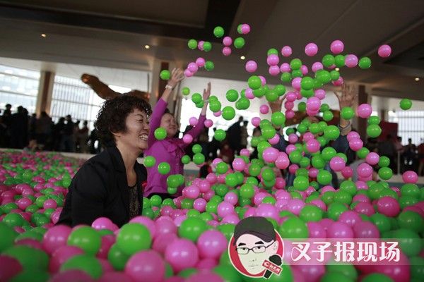 世界纪录上海刷新:百万海洋球填游泳池