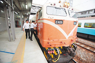 高速行驶中 台铁莒光号驾驶跌出车外身亡(图)_资讯频道_凤凰网