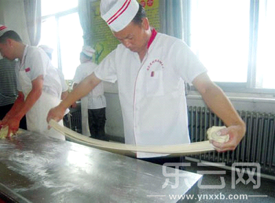 每天抻面2000多次 拉面绝活就是这样练成的