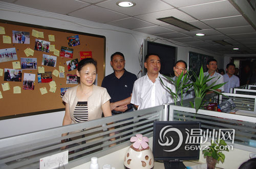 市委常委、宣传部长胡剑谨到温州网调研