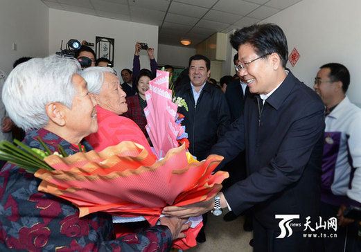张春贤重阳节赴养老院看望老年人 与老人谈中