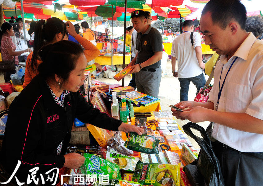 广西:中越边贸生意旺 越南小贩自学普通话