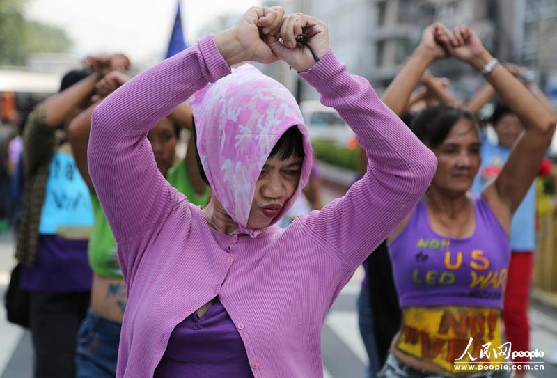 高清:菲律宾妇女跳舞示威 抗议美增加军事部署