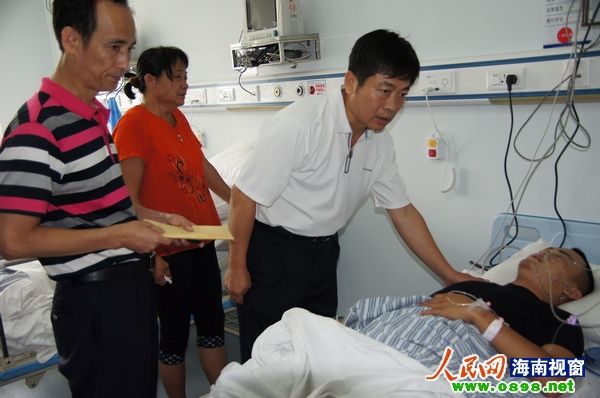 万宁公安 飞豹队员 陈乔夫勇斗歹徒被刀捅腹