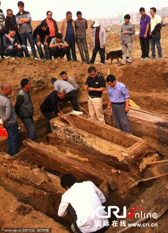 河南项城出土一具清朝干尸 身着官服五官清晰