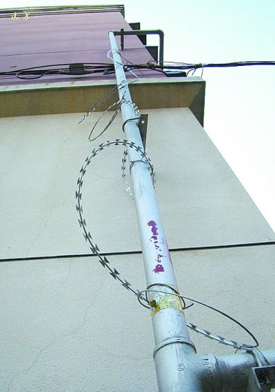 小区外墙为防盗装刀片阵