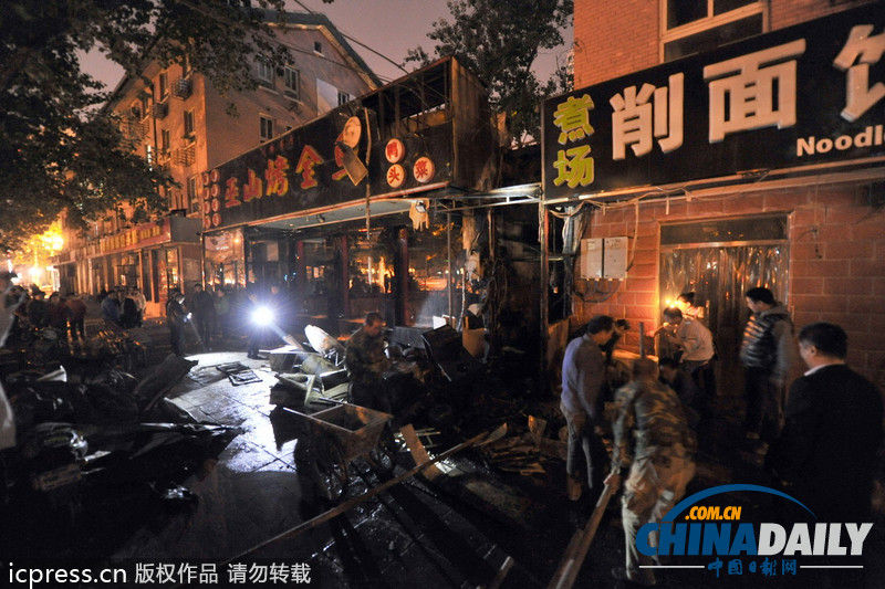 北京工体北路一烤鱼店突发火灾 现场一片狼藉