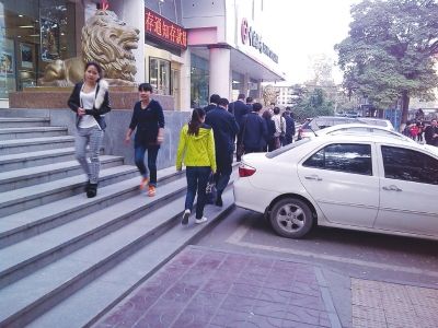 兰州:人行道变停车场 行人叫苦(图)