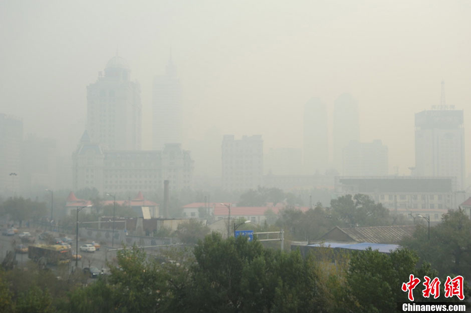 10月20日是哈尔滨市开栓供暖第一天,当日哈尔滨PM2.5值高达500,迎来雾霾天气,多地PM2.5指数爆表。黑龙江省气象部门发布全省多地雾霾黄色预警信号。据悉,黑龙江省气象台20日8时发布雾霾黄色预警信号,预计未来24小时内,齐齐哈尔、大庆、哈尔滨、绥化、牡丹江、鸡西、七台河、双鸭山、佳木斯、伊春、鹤岗等地区将出现雾霾天气。张清云摄