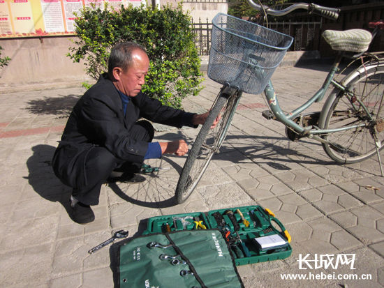 唐山10名老人志愿服务暖重阳 浓情书写夕阳红