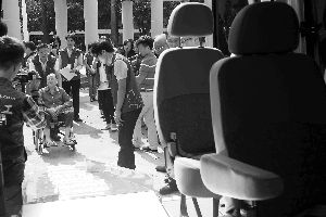 广州第一辆残障人士专用复康巴士投入使用