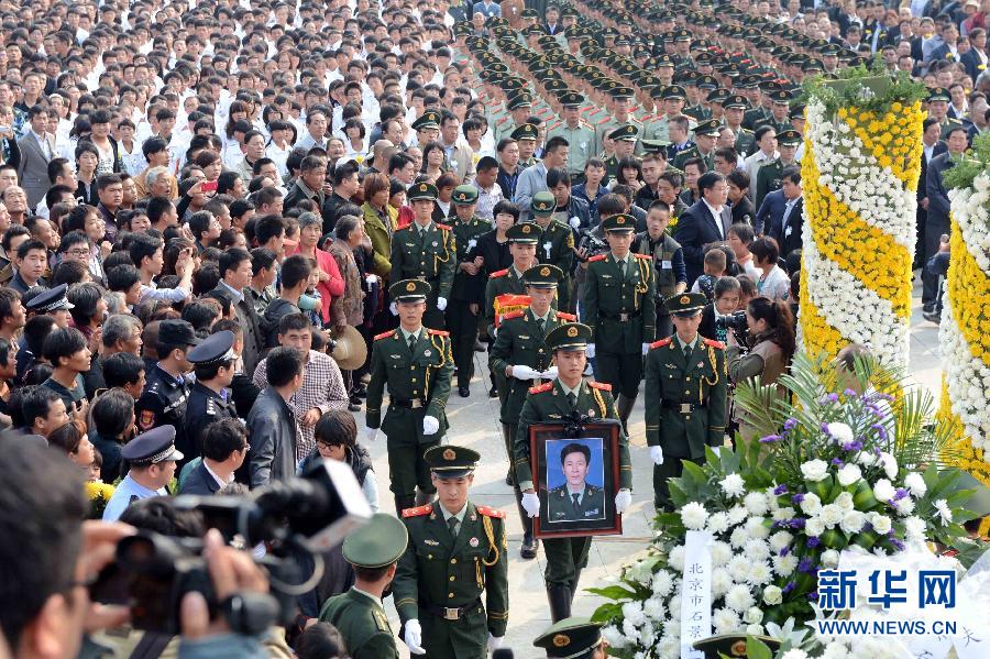 烈士刘洪坤魂归故里 10万群众泪别英雄