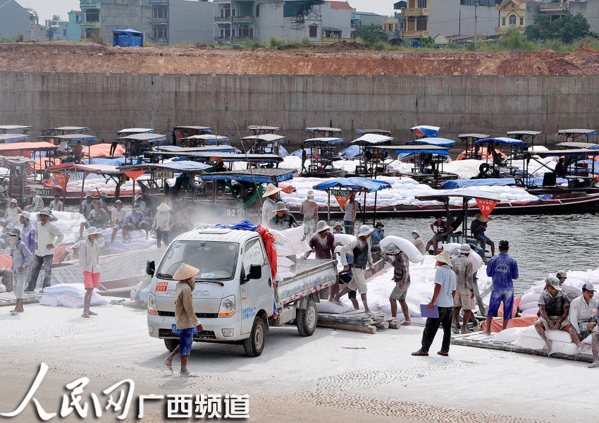 东兴边民互市贸易区:码头雪人淀粉搬运工最忙