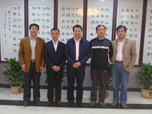 山东侨办官员为省内首位赴大马任教教师送行