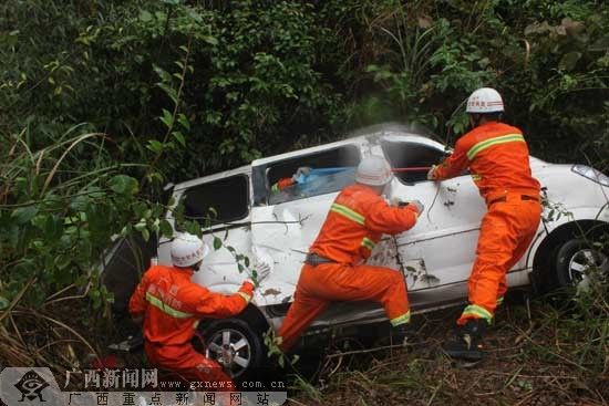 雨天路滑面包车侧滑至路边山沟 融安消防紧急