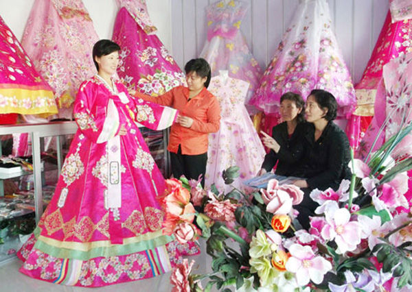 朝鲜一民族服饰店顾客爆满 各地民众慕名而至