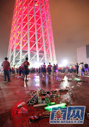3千人在广州塔看亚冠决赛直播 留下大片垃圾