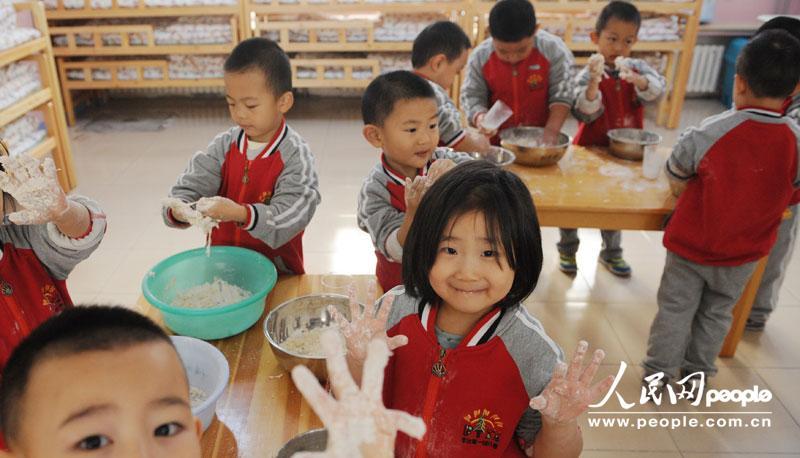 今日立冬 幼儿园小朋友跟老师学和面包饺子