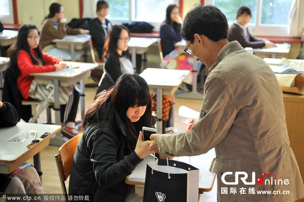 韩国高考现场直击+考场内气氛紧张(高清组图)