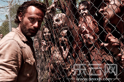《行尸走肉》监狱内部瘟疫的传播速度也越来越