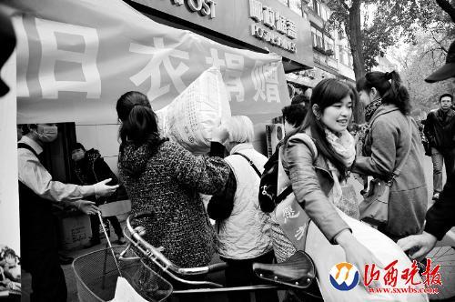 捐旧衣服啦(图)