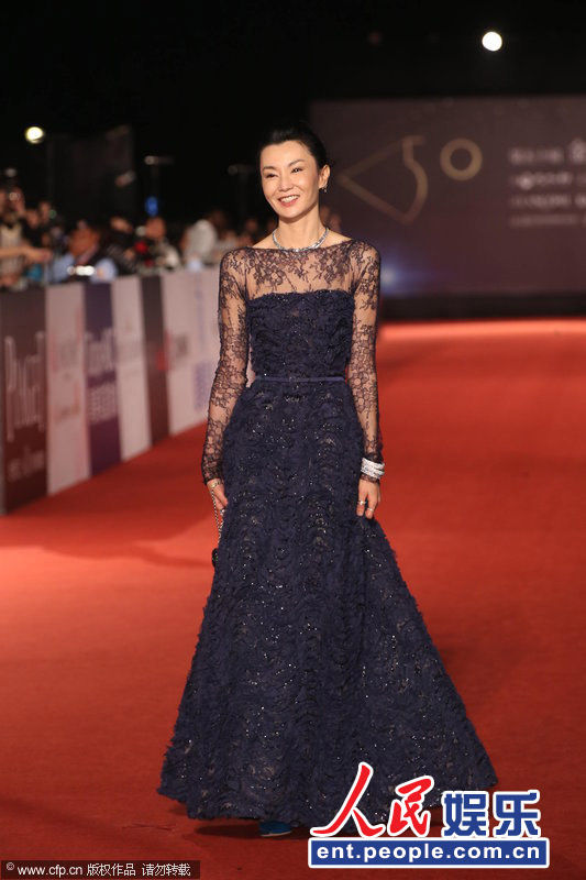 台湾金马奖红毯 章子怡替张曼玉牵刘嘉玲梁朝伟