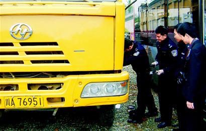 乱倒建渣碾死人 他问交警办案进展