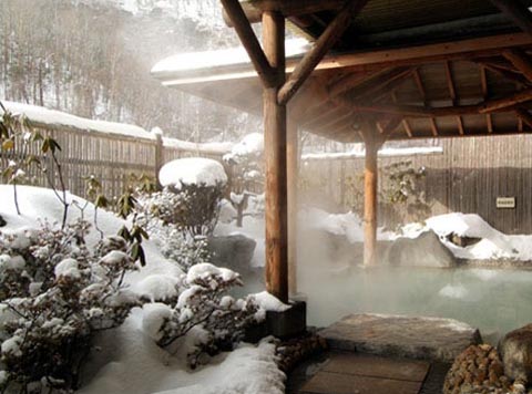 在冬季的北海道泡温泉,一边赏雪,还可以一边泡汤.来源:网络